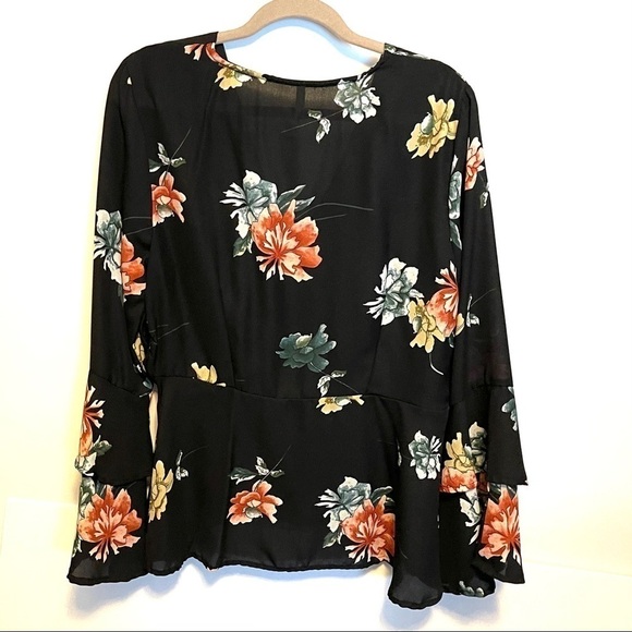Floral bell sleeve top - Picture 2 of 6